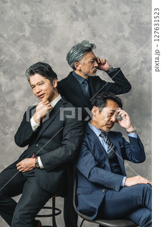 考え込むミドルエイジ男性ビジネスパーソンのグループ 127631523