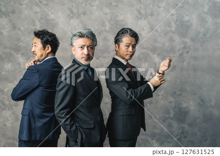 ミドルエイジ男性ビジネスパーソンのグループ 127631525