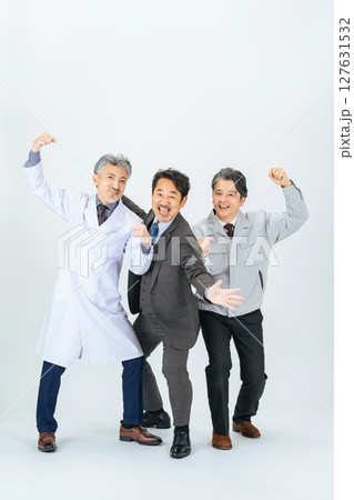 元気なミドルエイジ男性の異業種グループ(医師・エンジニア・ビジネスパーソン) 元気なミドルエイジ男性の異業種グループ(医師・エンジニア・ビジネスパーソン) 127631532