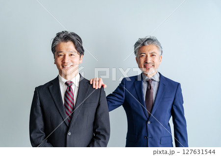 笑顔のミドルエイジ男性ビジネスパーソンのグループ 127631544