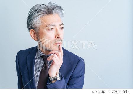 考えるミドルエイジ男性ビジネスパーソン 127631545