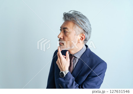 考えるミドルエイジ男性ビジネスパーソン 127631546