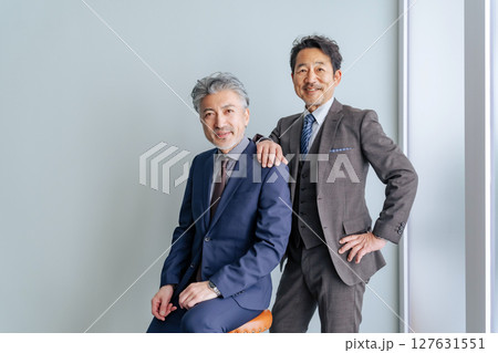 笑顔のミドルエイジ男性ビジネスパーソンのグループ 127631551