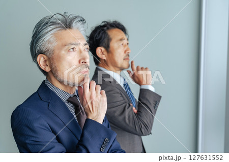 考えるミドルエイジ男性ビジネスパーソンのグループ 考えるミドルエイジ男性ビジネスパーソンのグループ 127631552
