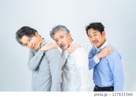 肩こりで悩むミドルエイジ男性グループ 127631560