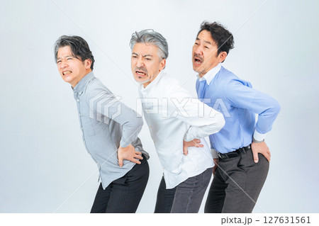 腰痛で悩むミドルエイジ男性グループ 127631561