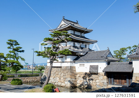 香川県、史跡高松城跡玉藻公園の城内と櫓 127631591
