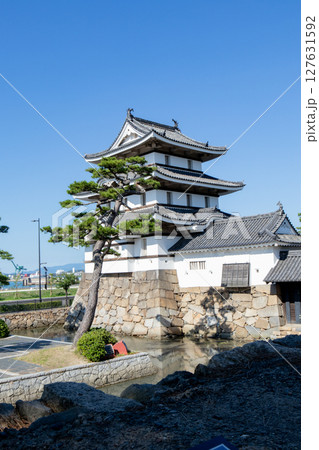 香川県、史跡高松城跡玉藻公園の城内と櫓 127631592