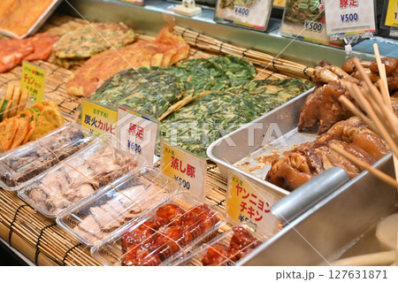 屋台で売ってる韓国料理のイメージ写真 屋台で売ってる韓国料理のイメージ写真 127631871