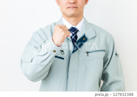 グリーンの作業服を着てガッツポーズをするミドル男性ビジネスマン 127632386