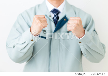 グリーンの作業服を着てガッツポーズをするミドル男性ビジネスマン グリーンの作業服を着てガッツポーズをするミドル男性ビジネスマン 127632413