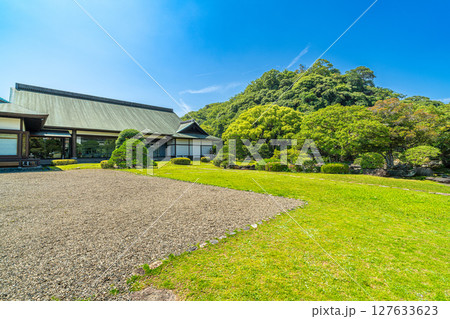 【日本100名城】徳島城　旧徳島城表御殿庭園から見た徳島城博物館と城山　徳島県徳島市 127633623