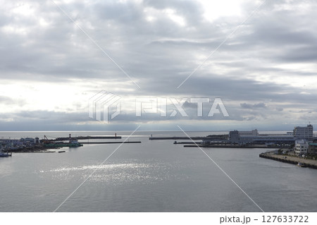 神奈川県・城ヶ島大橋から望む港と湾の風景 神奈川県・城ヶ島大橋から望む港と湾の風景 127633722