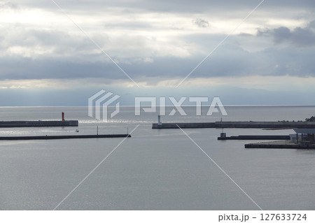 神奈川県・城ヶ島大橋から望む港と湾の風景 神奈川県・城ヶ島大橋から望む港と湾の風景 127633724