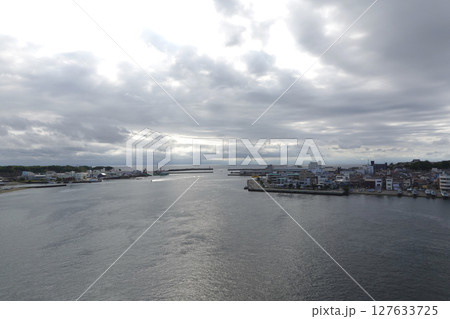 神奈川県・城ヶ島大橋から望む港と湾の風景 127633725