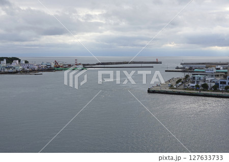 神奈川県・城ヶ島大橋から望む港と湾の風景 神奈川県・城ヶ島大橋から望む港と湾の風景 127633733