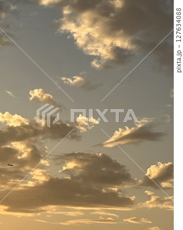 夕日に照らされた雲 127634088