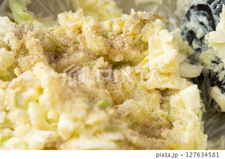 胡椒のかかったポテトサラダ (写真素材) 胡椒のかかったポテトサラダ (写真素材) 127634581