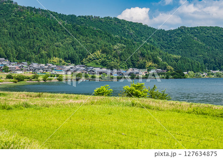 余呉湖畔川並地区の水田風景　滋賀県長浜市余呉町 127634875