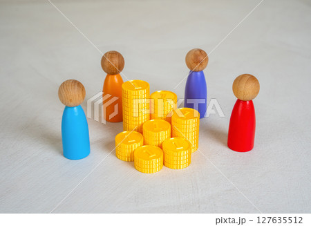 People surround money. Work in cooperation. 127635512