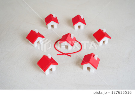One house is outlined in red among many. 127635516