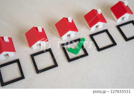 Select a house and mark it with a green check mark. Verified property, ideal housing choice 127635531
