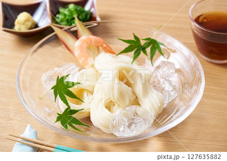 グラスの皿に盛り付けたそうめん 127635882