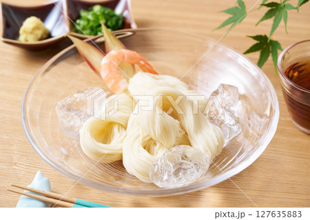 グラスの皿に盛り付けたそうめん 127635883