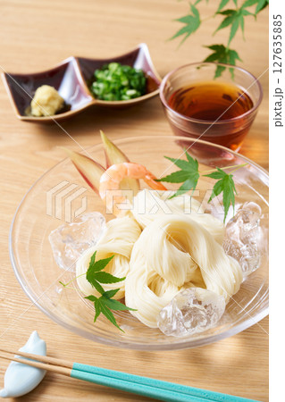 グラスの皿に盛り付けたそうめん グラスの皿に盛り付けたそうめん 127635885