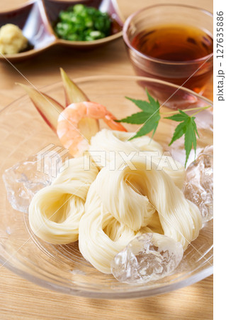グラスの皿に盛り付けたそうめん 127635886