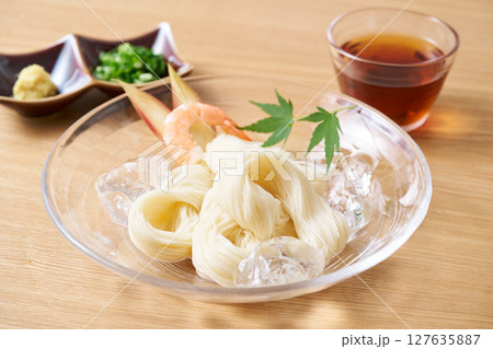 グラスの皿に盛り付けたそうめん 127635887