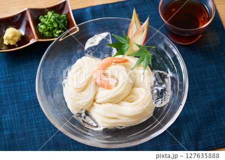 グラスの皿に盛り付けたそうめん 127635888