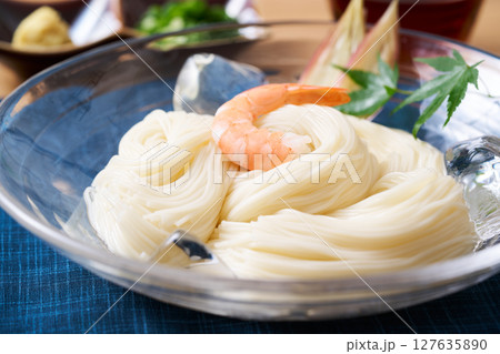 グラスの皿に盛り付けたそうめん グラスの皿に盛り付けたそうめん 127635890