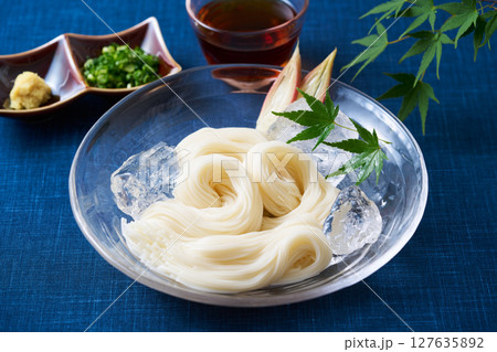 グラスの皿に盛り付けたそうめん 127635892