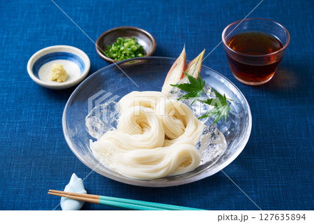 グラスの皿に盛り付けたそうめん 127635894