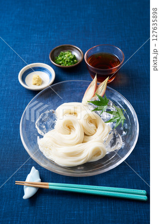 グラスの皿に盛り付けたそうめん 127635898