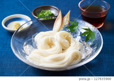 グラスの皿に盛り付けたそうめん 127635900