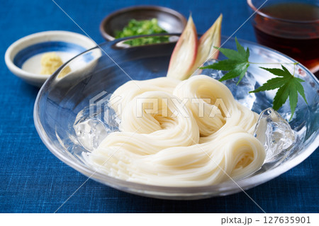 グラスの皿に盛り付けたそうめん グラスの皿に盛り付けたそうめん 127635901