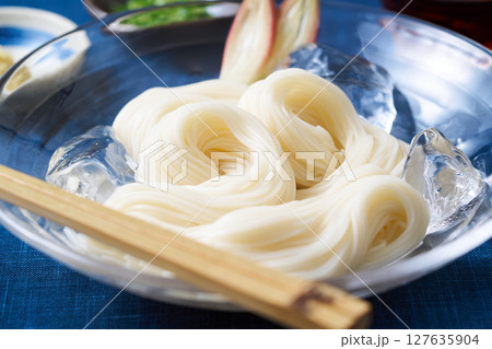 グラスの皿に盛り付けたそうめん 127635904