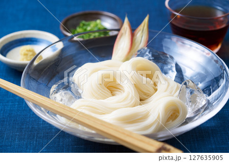 グラスの皿に盛り付けたそうめん 127635905