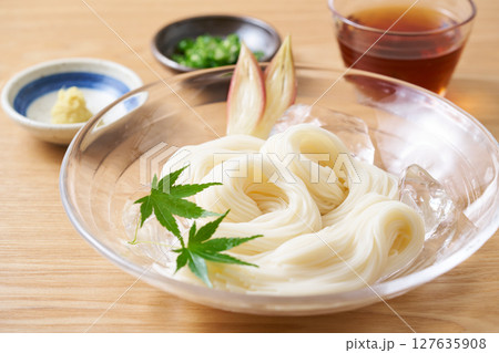 グラスの皿に盛り付けたそうめん グラスの皿に盛り付けたそうめん 127635908