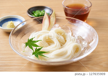 グラスの皿に盛り付けたそうめん グラスの皿に盛り付けたそうめん 127635909