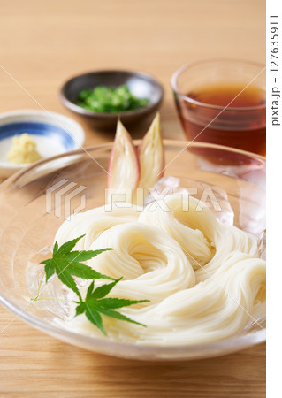 グラスの皿に盛り付けたそうめん グラスの皿に盛り付けたそうめん 127635911