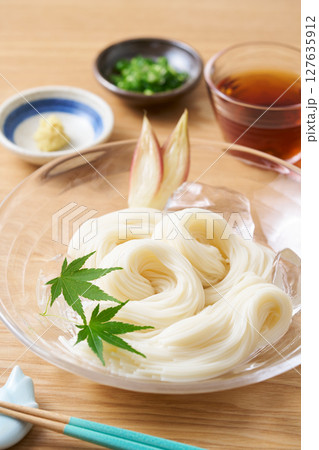 グラスの皿に盛り付けたそうめん 127635912