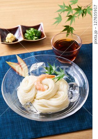 グラスの皿に盛り付けたそうめん 127635917