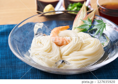 グラスの皿に盛り付けたそうめん 127635920