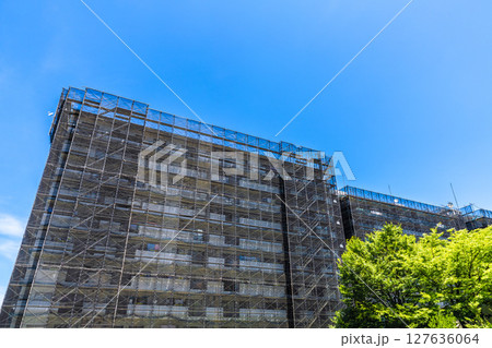 日本の横浜都市景観　マンションの補修や点検等、足場や防護ネットなど。ネットの外に衛星アンテナが… 127636064
