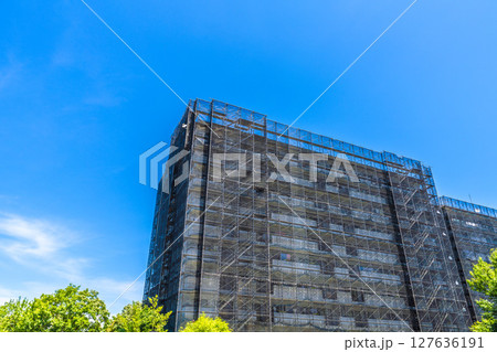 日本の横浜都市景観 マンションの補修や点検等、足場や防護ネットなど。ネットの外に衛星アンテナが… 日本の横浜都市景観 マンションの補修や点検等、足場や防護ネットなど。ネットの外に衛星アンテナが… 127636191