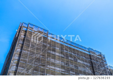 日本の横浜都市景観 マンションの補修や点検等、足場や防護ネットなど。ネットの外に衛星アンテナが… 日本の横浜都市景観 マンションの補修や点検等、足場や防護ネットなど。ネットの外に衛星アンテナが… 127636193