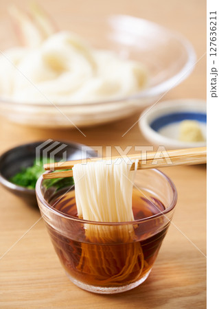 そうめんを麺つゆに漬ける そうめんを麺つゆに漬ける 127636211